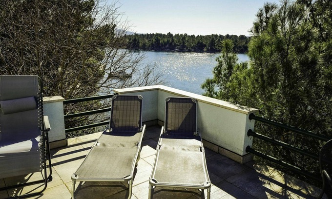 Obrovac House | Beautiful private villa for 6 guests with WIFI, A/C, TV, terrace, pets allowed and parking