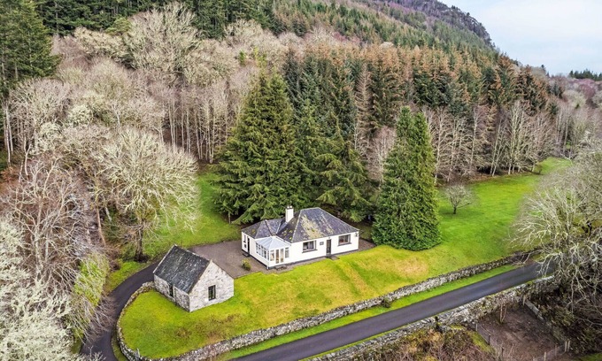 Invermoriston House | Beautiful private villa for 8 people with WIFI, TV, patio and panoramic view