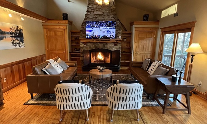 Monticello House | Beautiful Private Lakefront Oasis