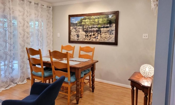 Garden Oaks House | Beautiful private cottage in Greater Heights/Oak Forest 1-bed/1bath