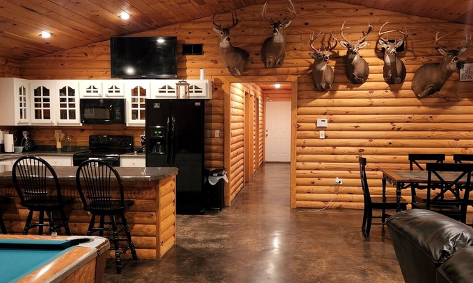 Iuka Cabin | Beautiful, Private, Cozy Lakeview Cabin nWiFi with a Pool Table, Jacuzzi, & more
