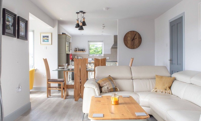 Dunvegan House | Beautiful private villa for 6 people with WIFI, TV and patio
