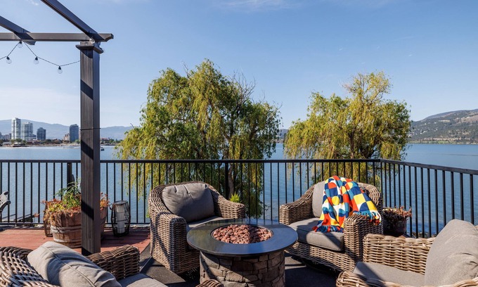 Central Okanagan House | Beautiful & Private Lakeside Space/Downtown/King Bed/2 Patios/BBQ &Dog-Friendly!