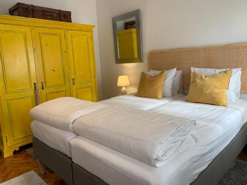 Paco De Arcos House | Beautiful Private Room next to Lisbon - NEW