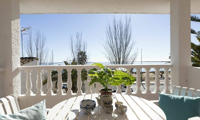 L'Ampolla Villa | Beautiful private villa for 12 people with WIFI, TV, patio, pets allowed and parking