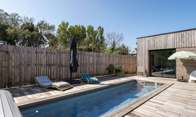 Locquirec House | Beautiful private villa for 6 people with WIFI, private pool, TV, terrace, pets allowed and park.