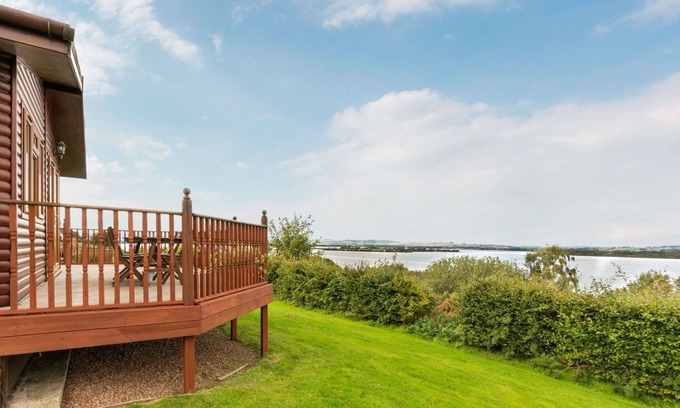 Kinross House | Beautiful private villa for 4 guests with WIFI, TV, balcony, pets allowed and parking