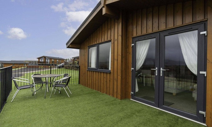 Kinross House | Beautiful private villa for 6 guests with WIFI, TV, balcony, pets allowed and parking
