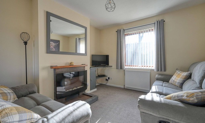 Marybank House | Beautiful private villa for 4 people with WIFI, TV, patio and parking