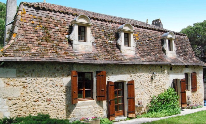 Saint-Jean-dEstissac Villa | Beautiful private villa for 6 guests with private pool, WIFI, TV, pets allowed and parking
