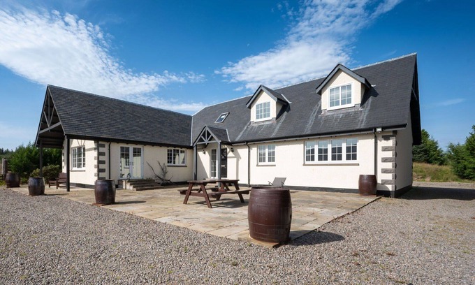 Loch Ness House | Beautiful private villa for 6 guests with WIFI, TV, patio, panoramic view and parking
