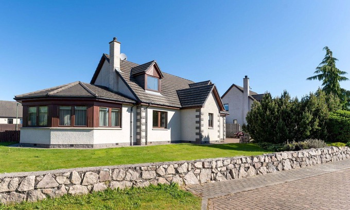 Aviemore Villa | Beautiful private villa for 14 guests with WIFI, hot tub, TV, patio and pets allowed