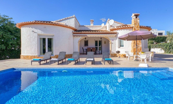 Urbanizacion La Mandarina House | Beautiful private villa with private pool, WIFI, A/C, TV, terrace, pets allowed and parking