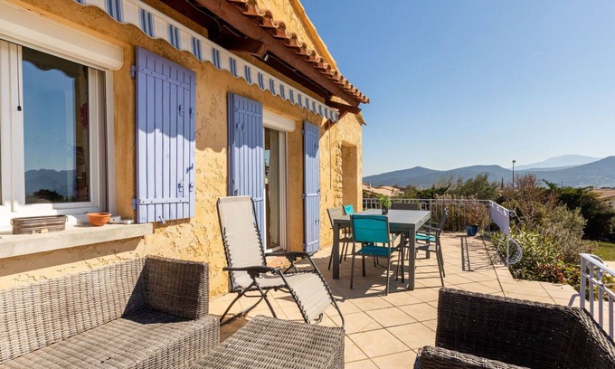 Rasteau House | Beautiful private villa with A/C, WIFI, private pool, TV, terrace, pets allowed and parking