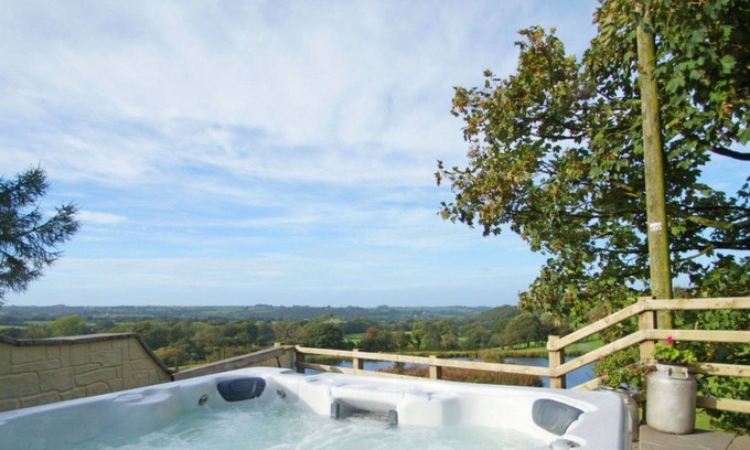 Lampeter House | Beautiful private villa for 4 guests with WIFI, TV, patio and parking
