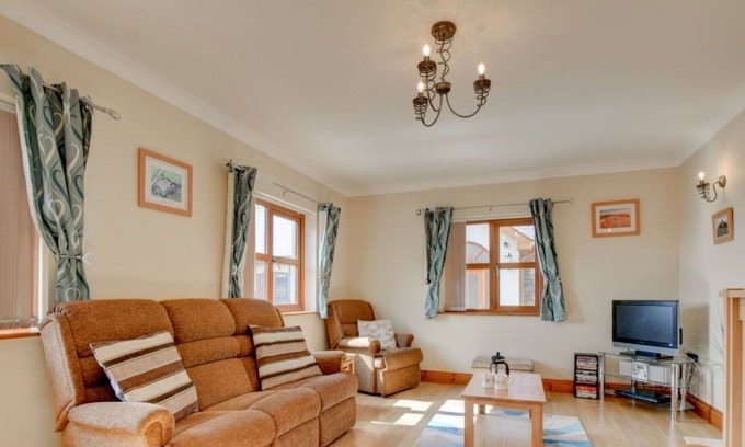 Aberystwyth House | Beautiful private villa for 4 guests with WIFI, TV, patio, pets allowed, panoramic view and park...
