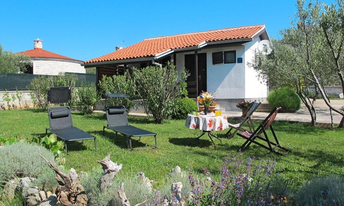 Mali Vareski House | Beautiful private villa for 4 guests with A/C, WIFI, TV, terrace, pets allowed and parking