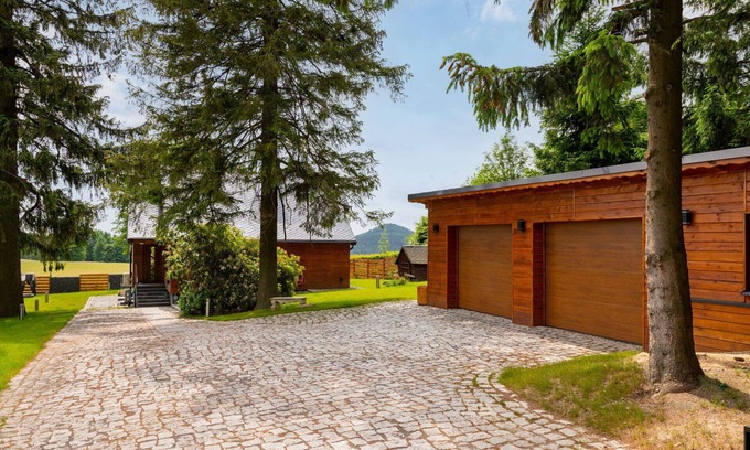 Oybin House | Beautiful private villa with WIFI, A/C, hot tub, TV, patio, pets allowed and panoramic view