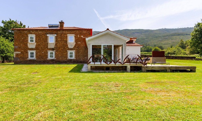 Caminha Villa | Beautiful private villa for 6 guests with WIFI, A/C, TV and patio