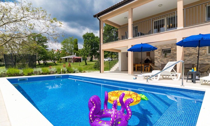 Vinez House | Beautiful private villa for 6 people with A/C, WIFI, private pool, TV, terrace and parking