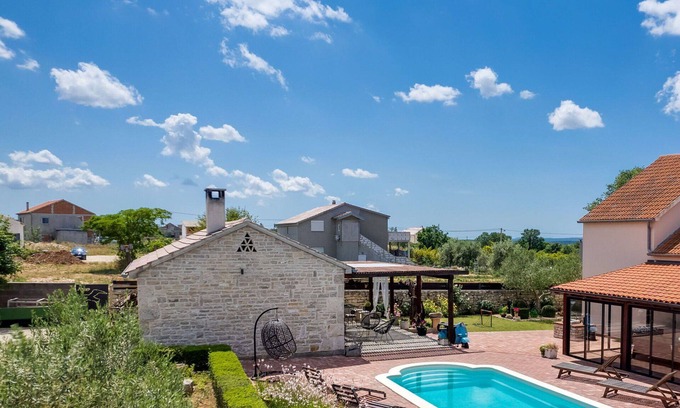 Gornji Zemunik Villa | Beautiful private villa for 8 people with private pool, WIFI, hot tub, A/C, TV, patio and parking