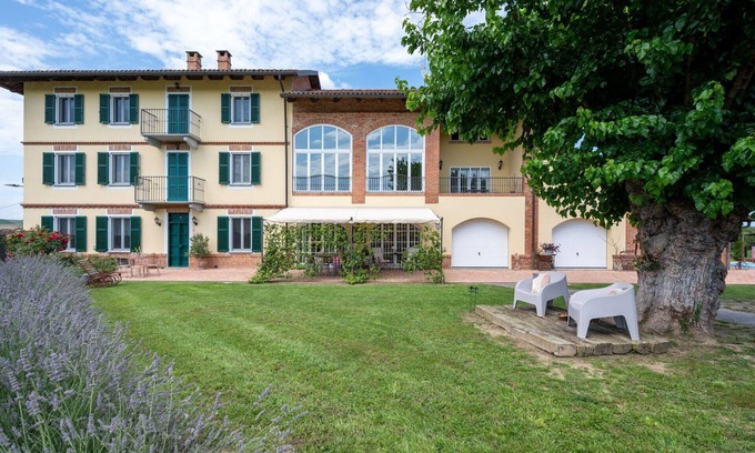 Castell'Alfero House | Beautiful private villa with hot tub, WIFI, TV, patio, pets allowed, panoramic view and parking