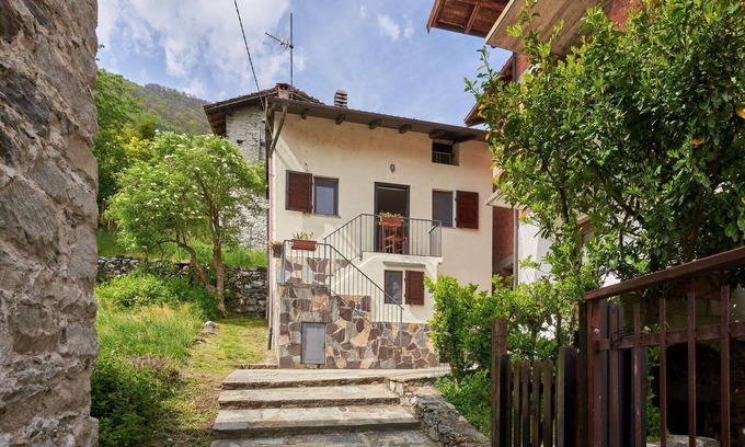 Dascio House | Beautiful private villa for 3 guests with WIFI, patio, pets allowed and parking