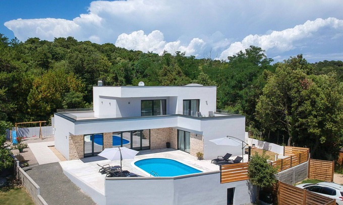 Lopar Villa | Beautiful private villa with A/C, private pool, WIFI, hot tub, TV, patio, pets allowed and parking
