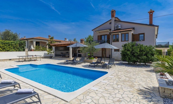 Kastelir-Labinci House | Beautiful private villa with WIFI, A/C, hot tub, private pool, TV, terrace, pets allowed and par.