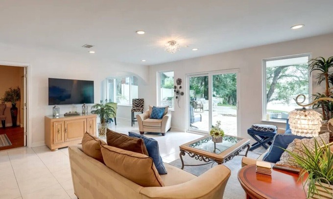 Jacksonville House | Beautiful property by the water