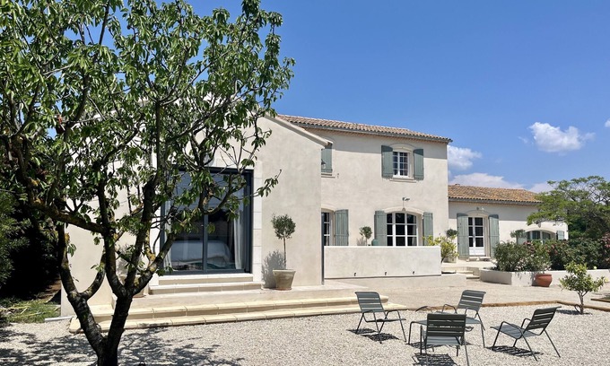 Arles House | Beautiful Provencal country house, between Arles and Alpilles, sleeps 6-7