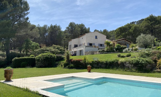 Rognes House | Beautiful Provencal house with magnificent view of pool and garden
