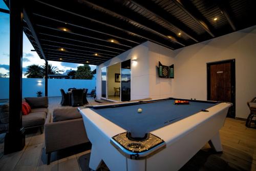 Los Mojones Villa | Beautiful Puerto Del Carmen Villa 3 Bedrooms Villa Crystal Private Pool & Close To Amenities Lanzarote