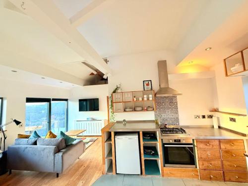 Hanham Apartment | Beautiful Quirky Apartment with Spectacular views