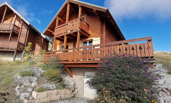Reallon Ski Chalet | Beautiful recent chalet sleeps 8 in the heart of Réallon resort