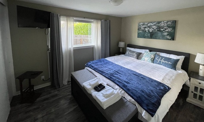 University Place House | Beautiful relaxing 3 bdr house with a private big yard.