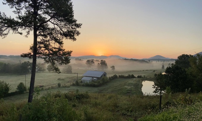 Mena House | Beautiful Renovated Home-Mena Mountain View-UTV Trails-CMA-MTB-Kayak & Much More