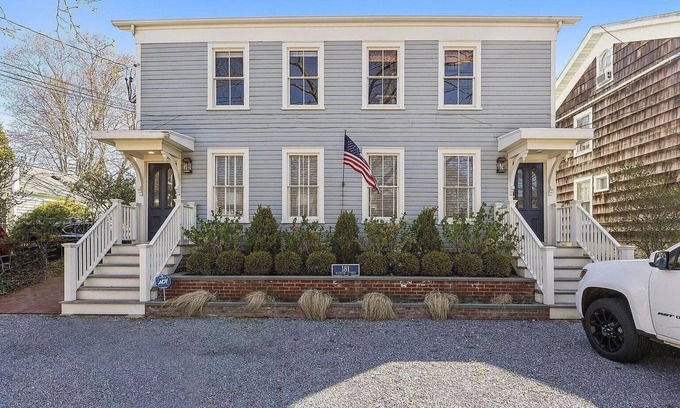 Sag Harbor Apartment | Beautiful Renovated 1 Bedroom Apartment Walk to Town & Jitney. Parking.