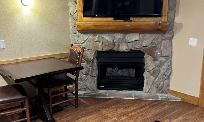 Gatlinburg Resort | Beautiful Resort has an on site indoor Water Park , and many other activities .