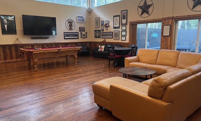 Cleveland House | Beautiful retreat next to National Forest close to Houston and College Station