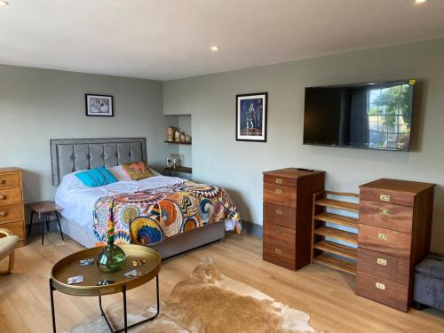 Pilton Apartment | Beautiful Retro Flat above Pub.