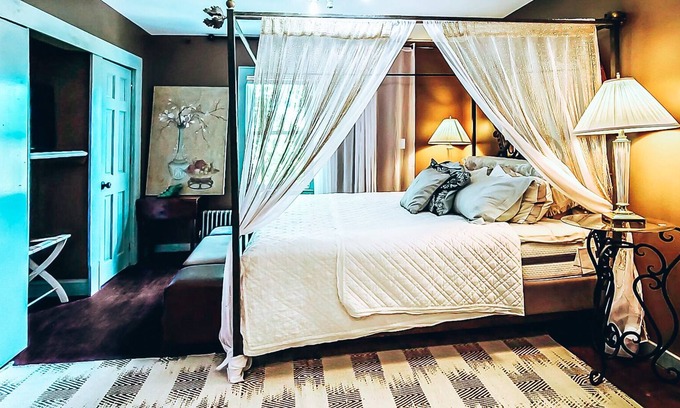 North Adams House | Beautiful romantic Private en suite