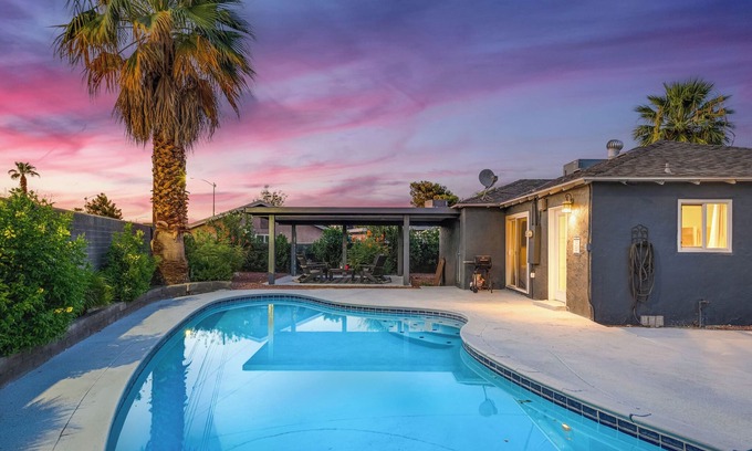 Rancho Oakey House | Beautiful sanctuary, minutes from the Strip!