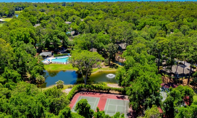 Hilton Head Island Cottage | Beautiful scenic property that backs up to the Galleon Golf Course in Shipyard