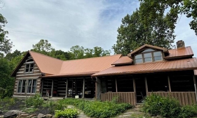 Bladensburg Cabin | Beautiful, Secluded Luxury Cabin with relaxing hot tub.