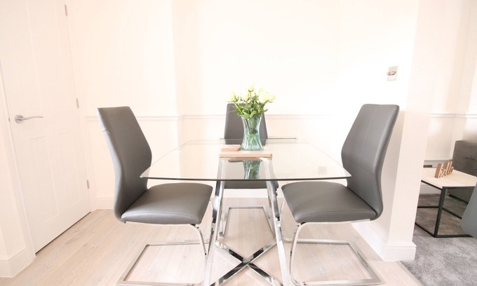 Leatherhead Apartment | Beautiful Serviced Apartment in Leatherhead top floor