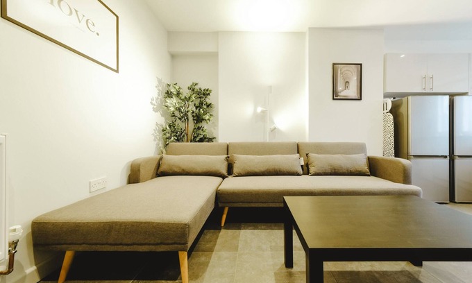 Cribbs Causeway Apartment | Beautiful six bedroom house - Wordsworth