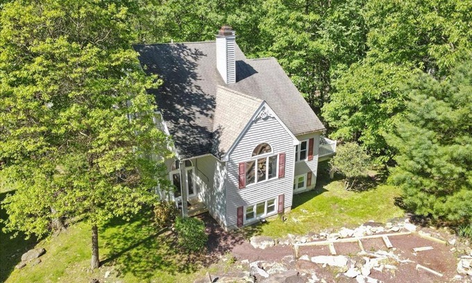Lake Harmony House | Beautiful Ski & Mountain View Home by the Lake
