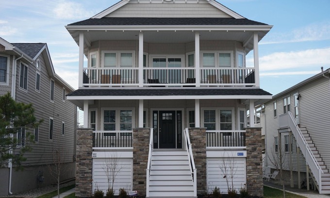 South End Condo | Beautiful South end property-4BR/2nd floor - 1.5 blocks to beach!