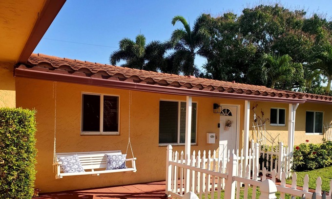 Garden Isles House | Beautiful South FL Oasis. 2/2 Charming Home with pool. 3 miles from the beach.